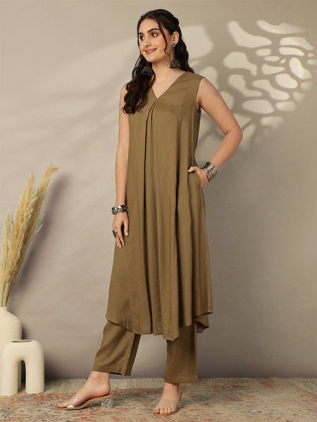 Rayon Calf Length Solid Semi-Flared 3/4 Sleeves V-Neck Kurta Bottom Set