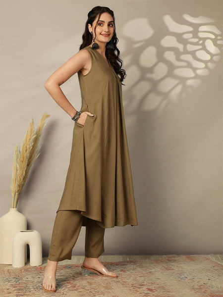 Rayon Calf Length Solid Semi-Flared 3/4 Sleeves V-Neck Kurta Bottom Set